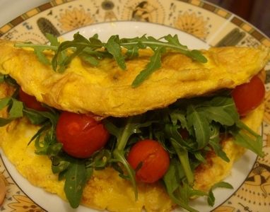 Omlet z rukolą i pomidorkami  Omlet z rukolą i pomidorkami
