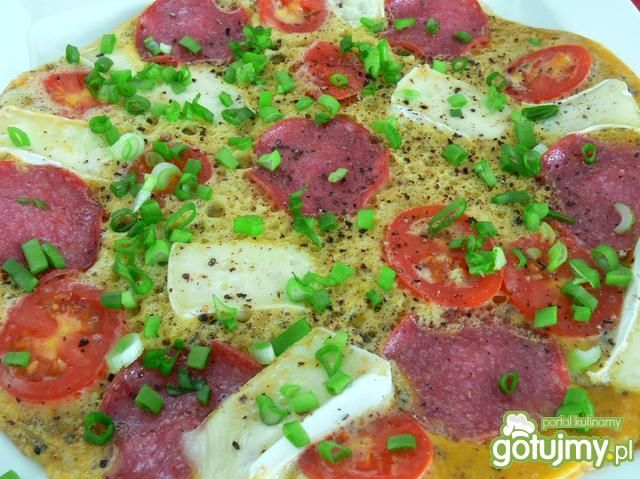 Omlet z salami i camembertem Omlet z salami i camembertem