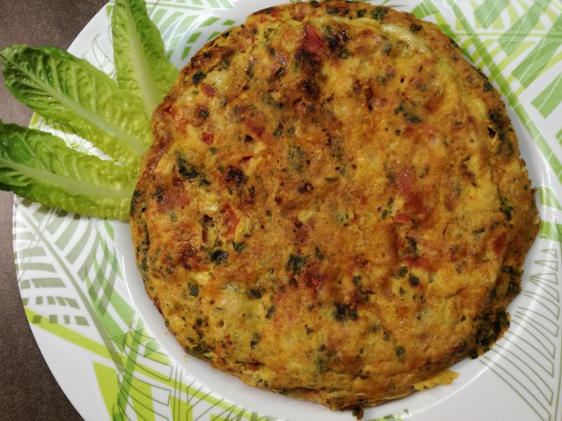 Omlet z serem i pomidorami Omlet z serem i pomidorami