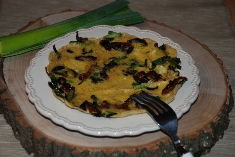 Omlet z suszonymi pomidorami i porem