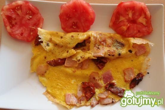 Omlet z szynką i suszonymi pomidorami Omlet z szynką i suszonymi pomidorami