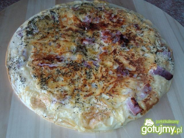 Omlet z szynką i tartym żółtym serem  Omlet z szynką i tartym żółtym serem