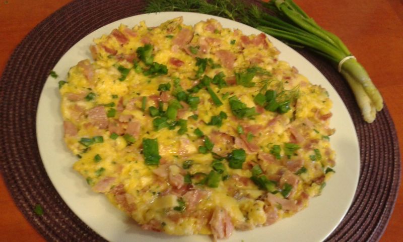 Omlet z szynką i żółtym serem