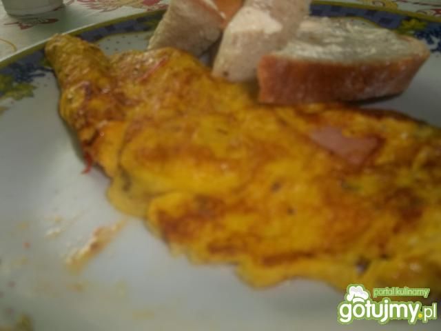 Omlet z szynką  pomidorami oraz bazylią Omlet z szynką  pomidorami oraz bazylią
