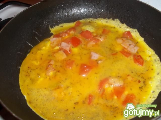 Omlet z szynką  pomidorami oraz bazylią