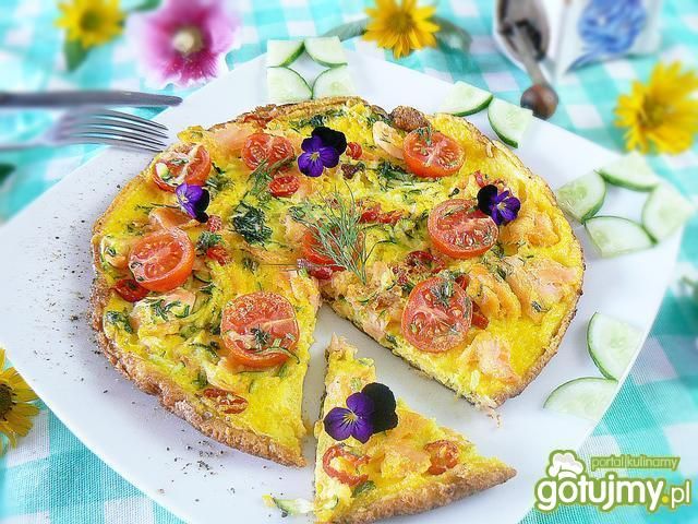 Omlet z warzywami i łososiem wędzonym