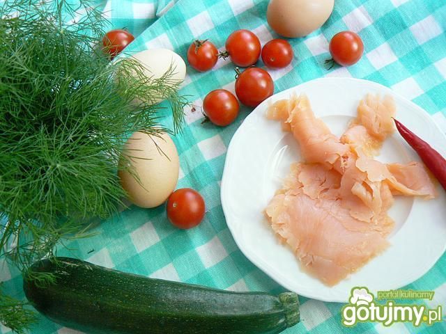 Omlet z warzywami i łososiem wędzonym