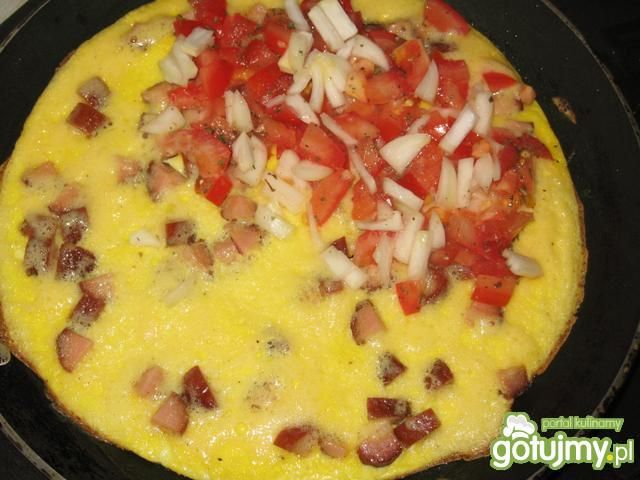 Omlet z wędliną i pomidorem