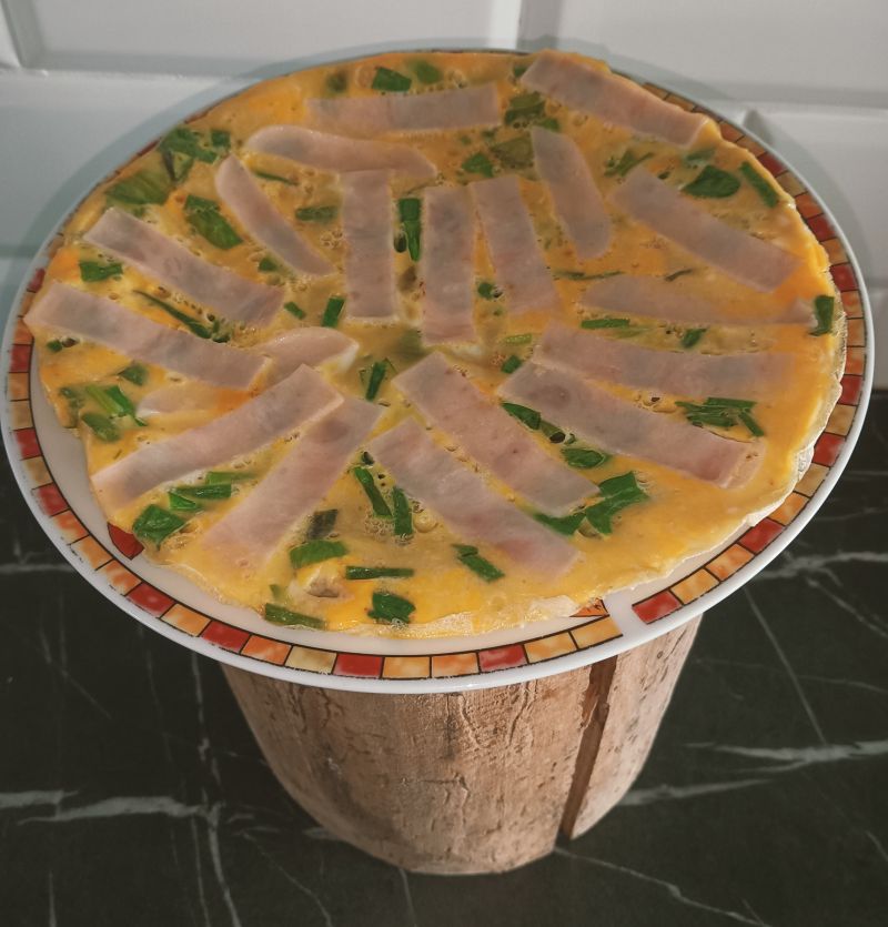 Omlet z wędlina i szczypiorkiem Omlet z wędlina i szczypiorkiem