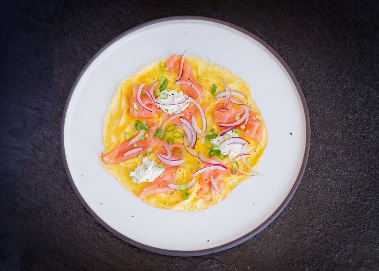 Omlet z wędzonym łososiem