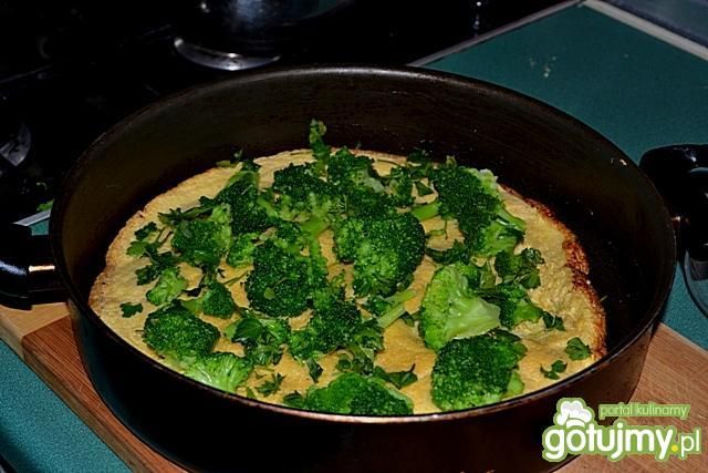 Omlet z zielonym brokułem Omlet z zielonym brokułem