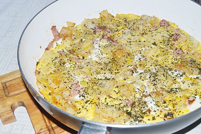 Omlet z ziemniakami cebulą i kiełbaską