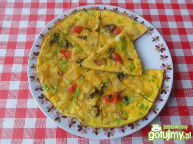 Omlet z ziemniakami, cebulą i papryką Omlet z ziemniakami, cebulą i papryką