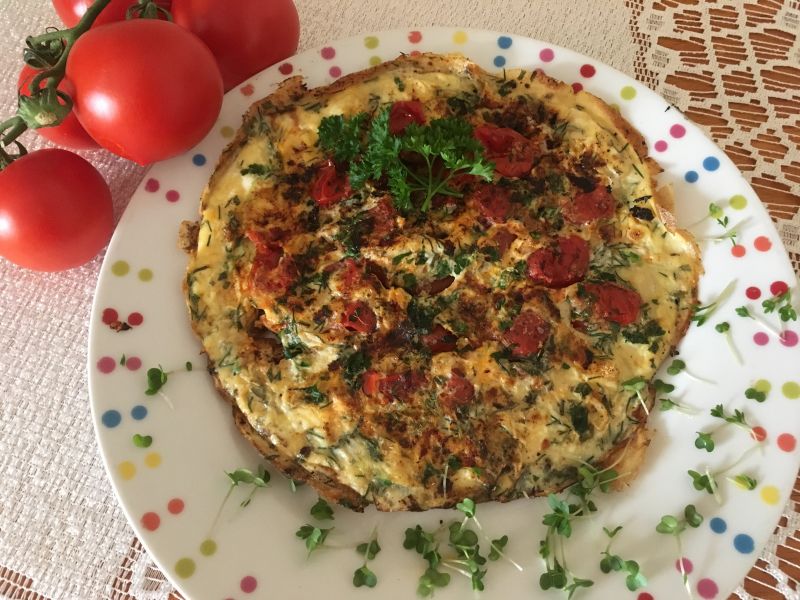 Omlet z ziołami i pomidorkami koktajlowymi  Omlet z ziołami i pomidorkami koktajlowymi