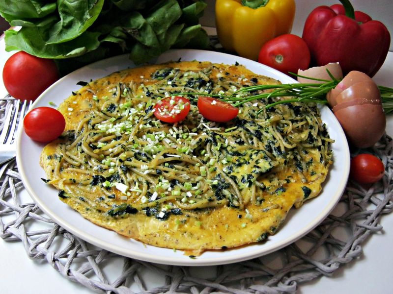 Omlet ze spaghetti i szpinakiem