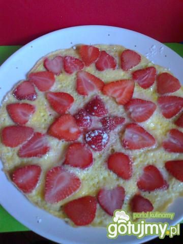 Omlet ze świeżymi truskawkami 