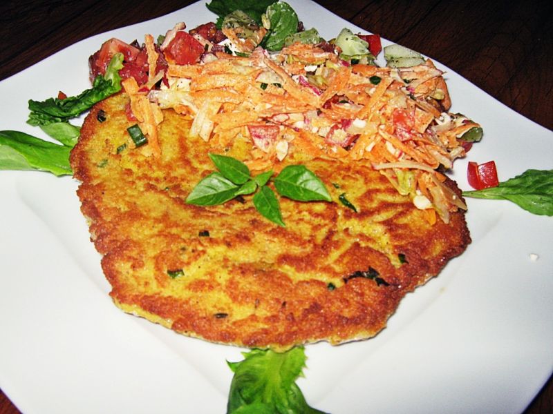 Omlet ze szczypiorkiem z surówkami Omlet ze szczypiorkiem z surówkami