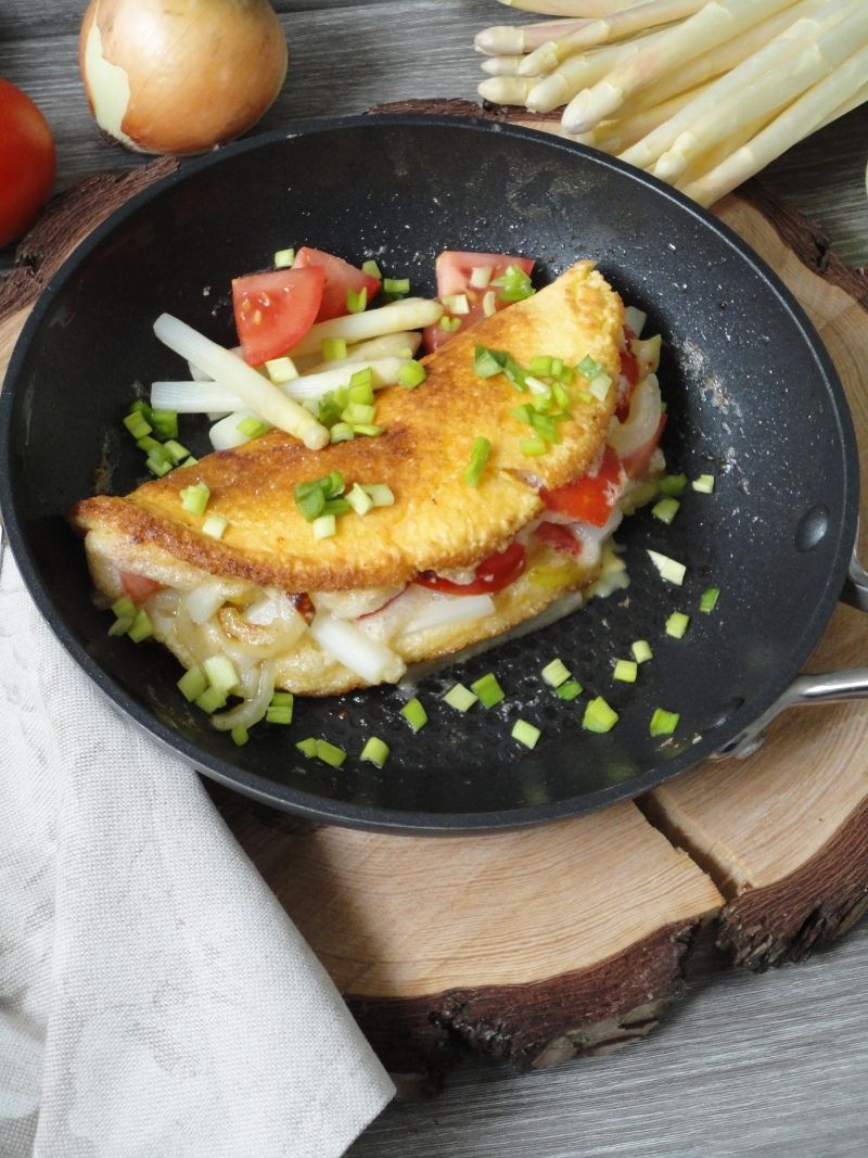 Omlet ze szparagami i pomidorami Omlet ze szparagami i pomidorami