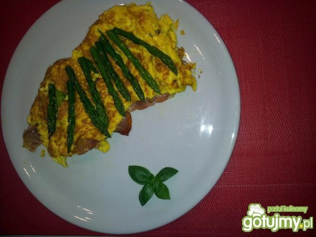 Omlet ze szparagami i szynką parmeńską Omlet ze szparagami i szynką parmeńską
