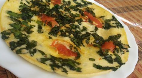 Omlet ze szpinakiem i pomidorem Omlet ze szpinakiem i pomidorem