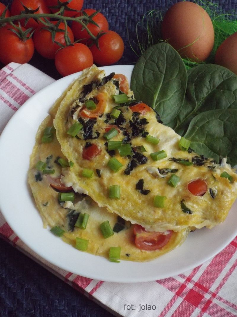Omlet ze szpinakiem i pomidorkami