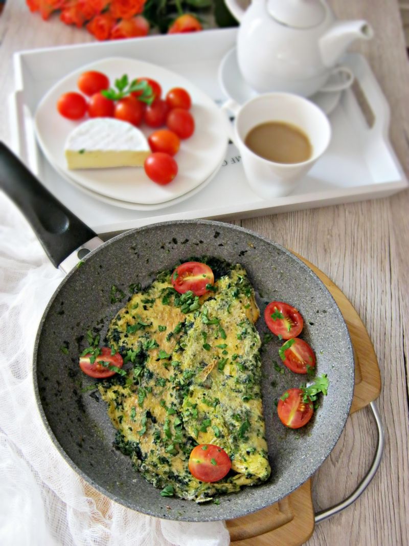 Omlet ze szpinakiem i pomidorkami