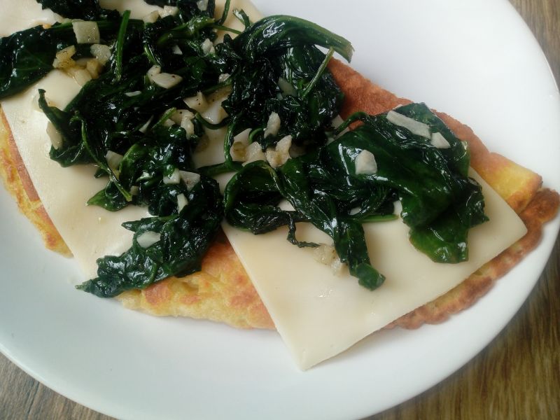 Omlet ze szpinakiem i żółtym serem Omlet ze szpinakiem i żółtym serem