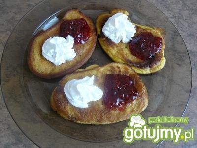 Omlety z dżemem i bitą śmietaną