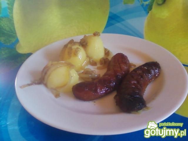 Opiekana kiełbaska z cebulą.