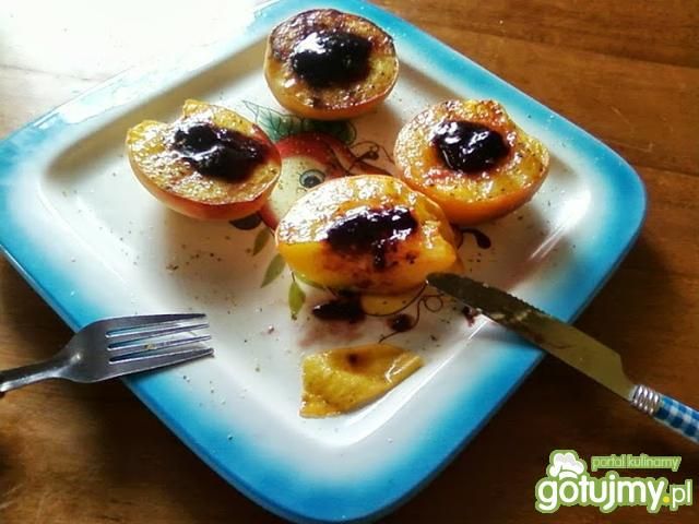 Opiekane brzoskwinie. Opiekane brzoskwinie.