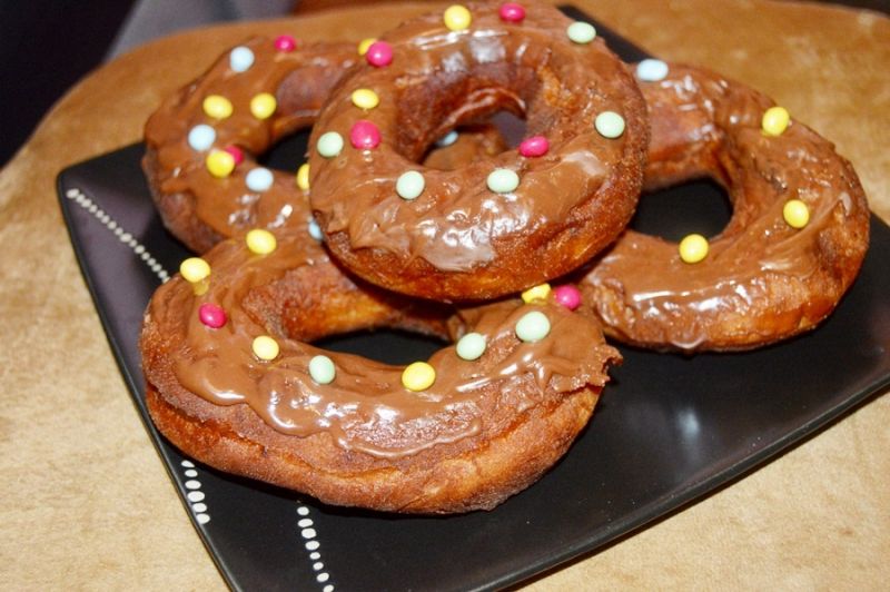 Oponki ( pączki z dziurką) z czekoladą Oponki ( pączki z dziurką) z czekoladą