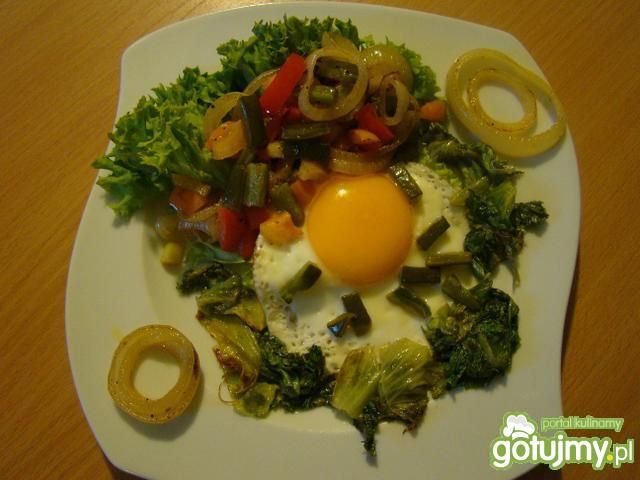 Opuncja z warzywami i jajkiem sadzonym