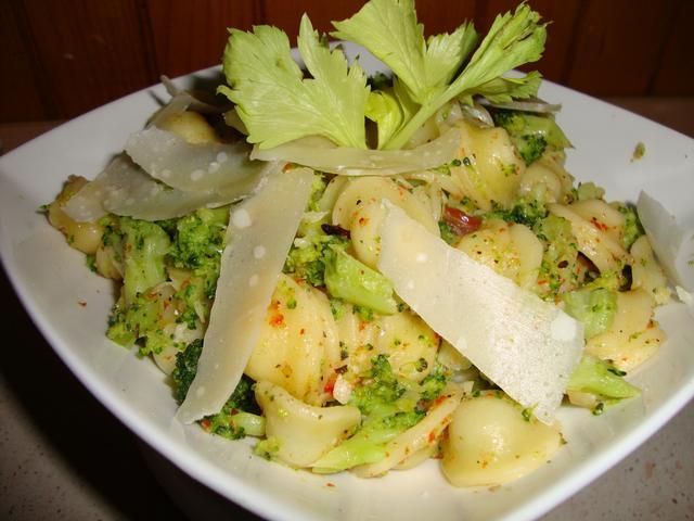Orecchiette z brokułami Orecchiette z brokułami