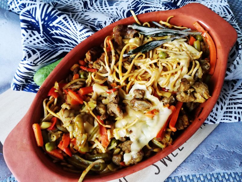 Orientalna zapiekanka z makaronem iwieprzowiną