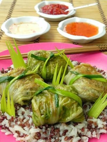 Orientalne mini gołąbki na wysepce ryżu