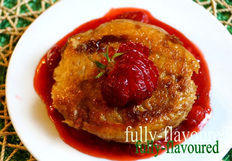 Orientalne pampuchy z patelni z sosem truskawkowym