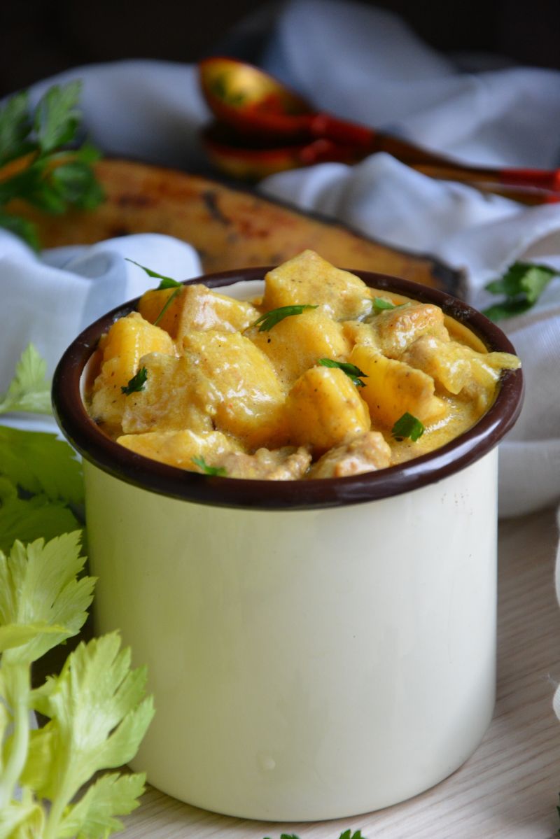 Orientalny gulasz wieprzowy z plantanem