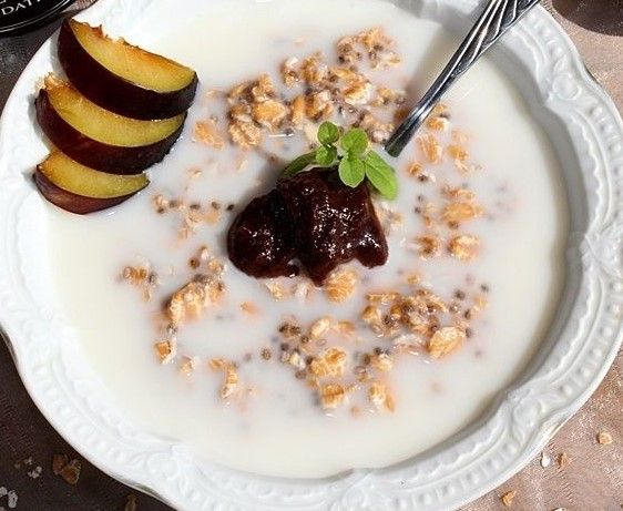 Orkiszanka nocna z chia i powidłami śliwkowymi Orkiszanka nocna z chia i powidłami śliwkowymi