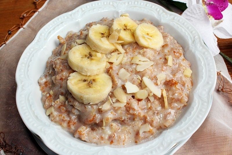 Orkiszanka z bananem i masłem migdałowym Orkiszanka z bananem i masłem migdałowym