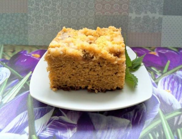 Orkiszowa drożdżówka z białym makiem i rabarbarem