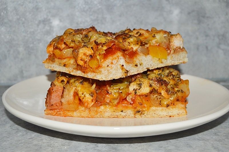 Orkiszowa pizza z kurczakiem i warzywami