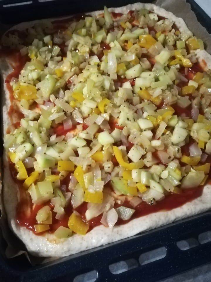 Orkiszowa pizza z kurczakiem i warzywami