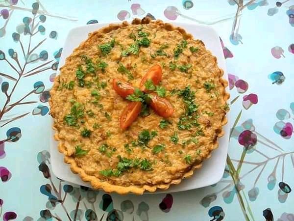 Orkiszowa tarta z młodą kapustą, serem i boczkiem