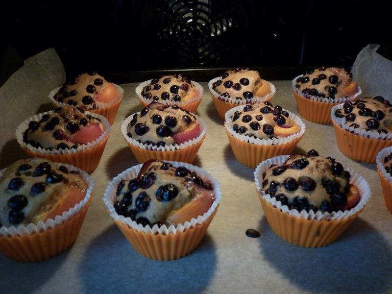 Orkiszowe babeczki z owocami na cukrze muscovado