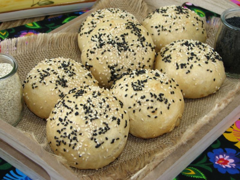 Orkiszowe bułeczki z ziarnami sezamu  Orkiszowe bułeczki z ziarnami sezamu