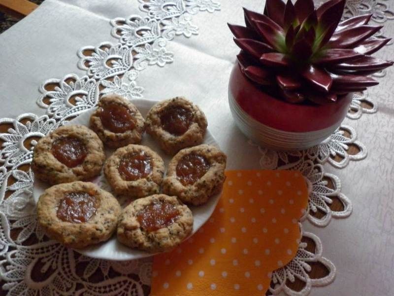 Orkiszowe ciasteczka z marmoladą z pigwy i sezamem Orkiszowe ciasteczka z marmoladą z pigwy i sezamem