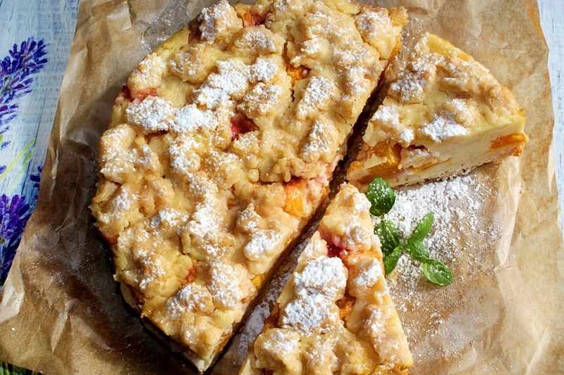 Orkiszowe ciasto z budyniem, manną i nektarynkami
