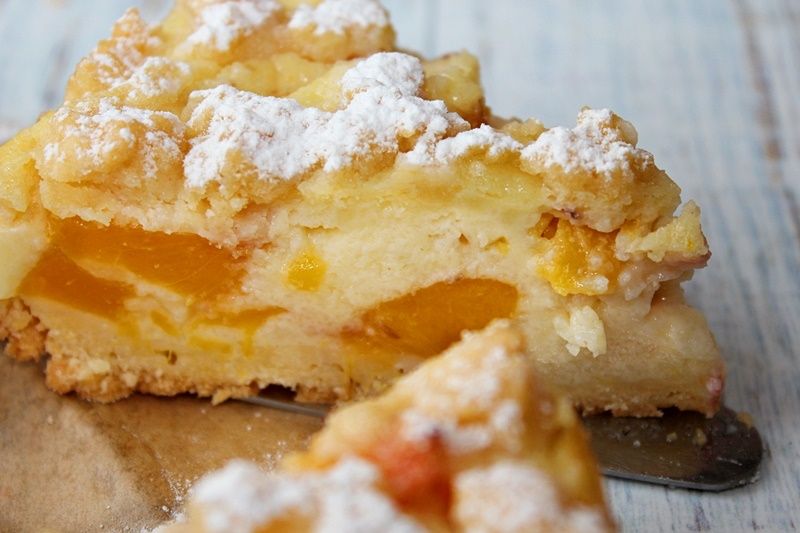 Orkiszowe ciasto z budyniem, manną i nektarynkami