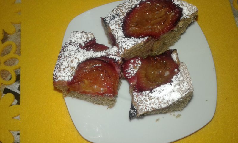 Orkiszowe ciasto ze śliwkami i borówkami Orkiszowe ciasto ze śliwkami i borówkami