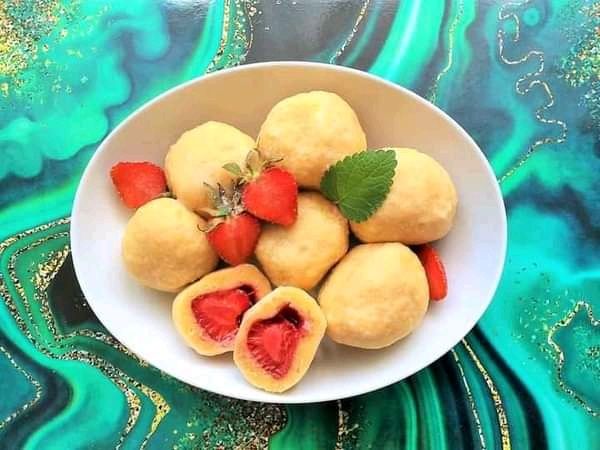 Orkiszowe knedle twarogowe z truskawkami